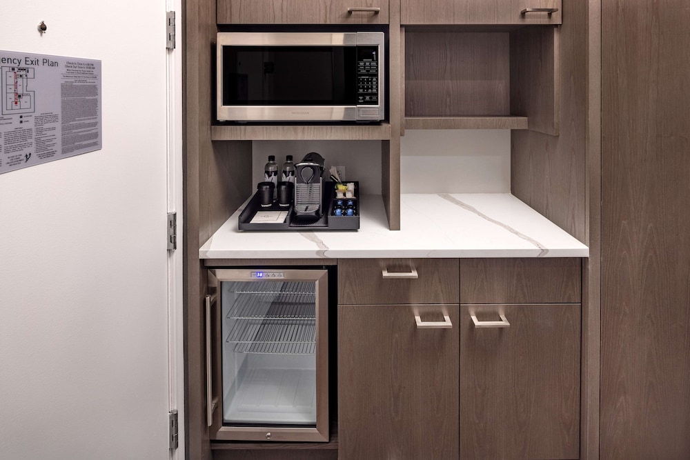 Studio, 1 King Bed, Accessible (Roll-In Shower)