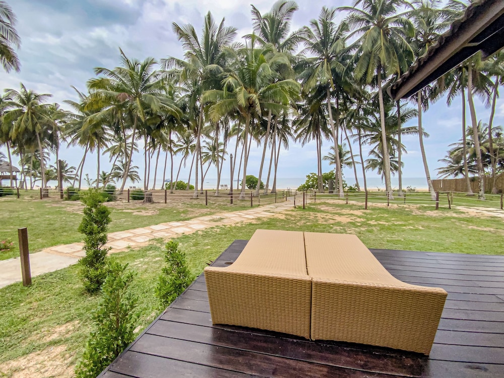 Beach Front Villa with Bathtub - Photo 5