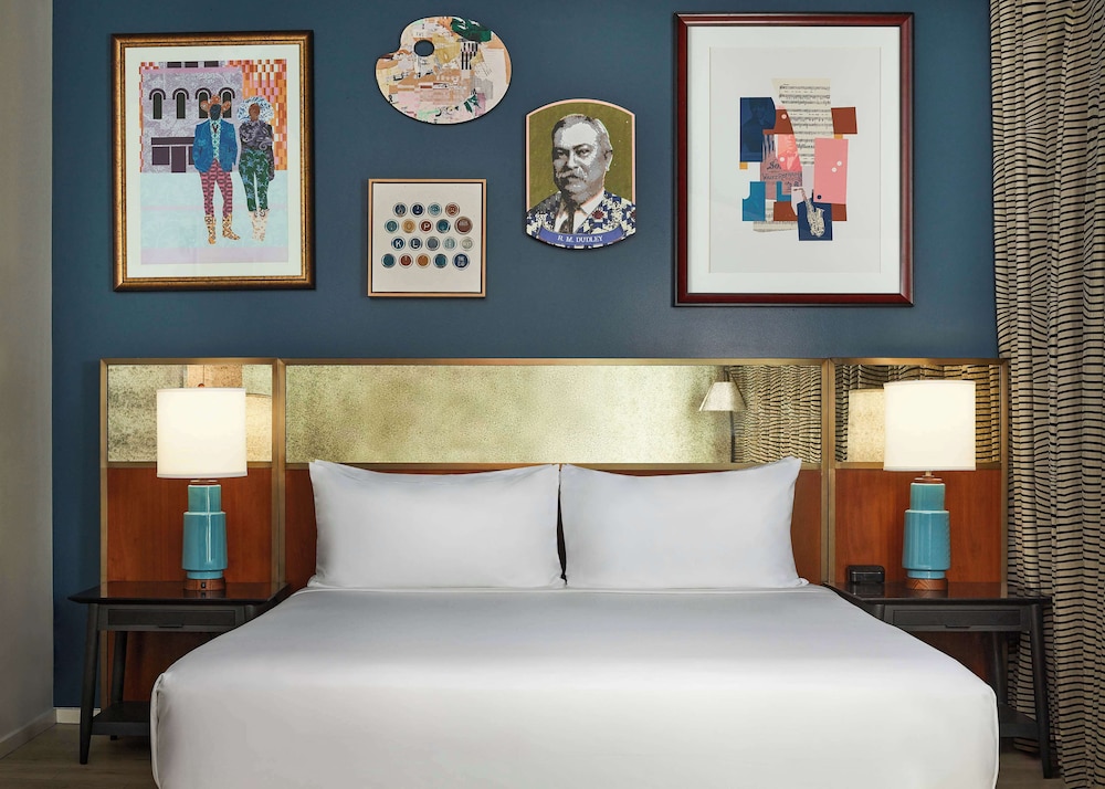 Deluxe Room, 1 King Bed thumbnail 6