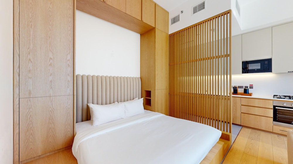 Superior Studio, 1 Queen Bed, Air conditioning, City View photo 3