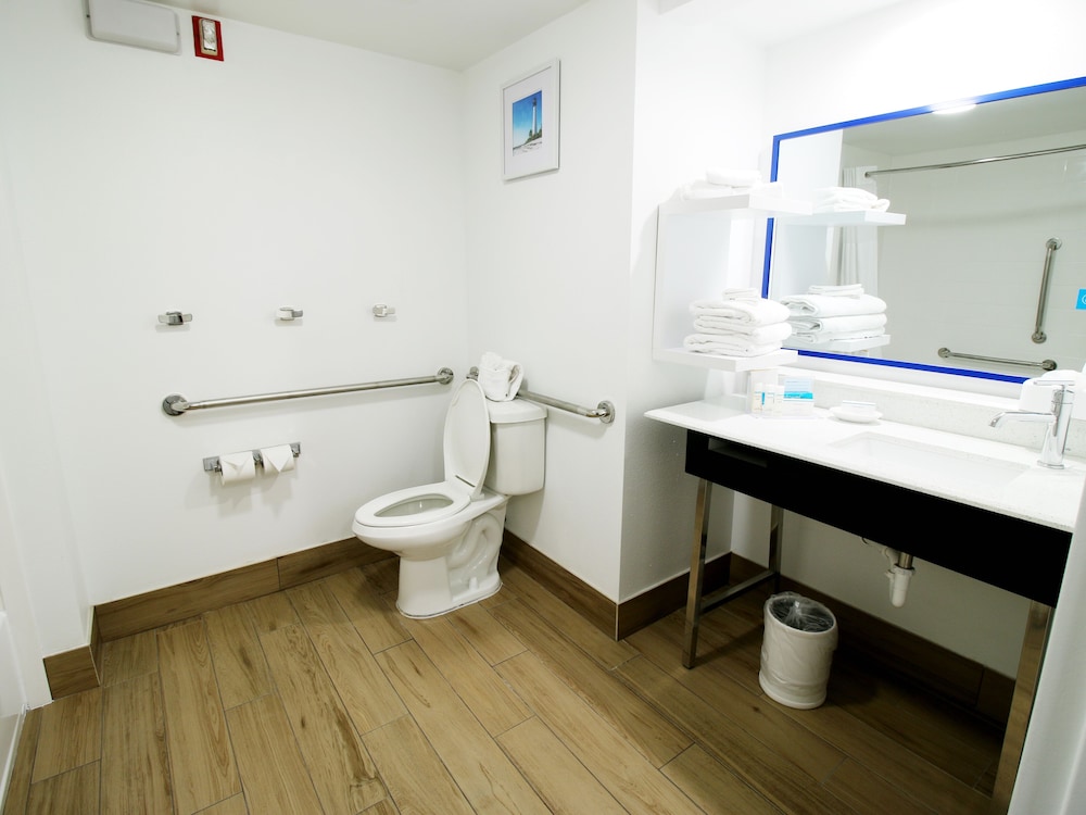Room, 1 King Bed, Accessible, Non Smoking - Photo 8