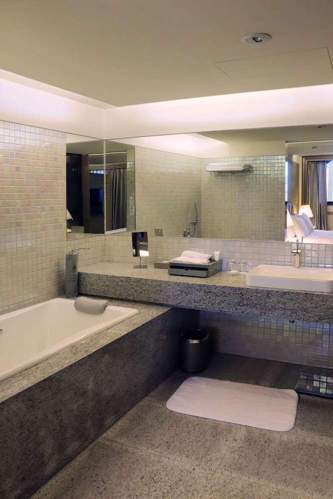 Executive Room thumbnail 5