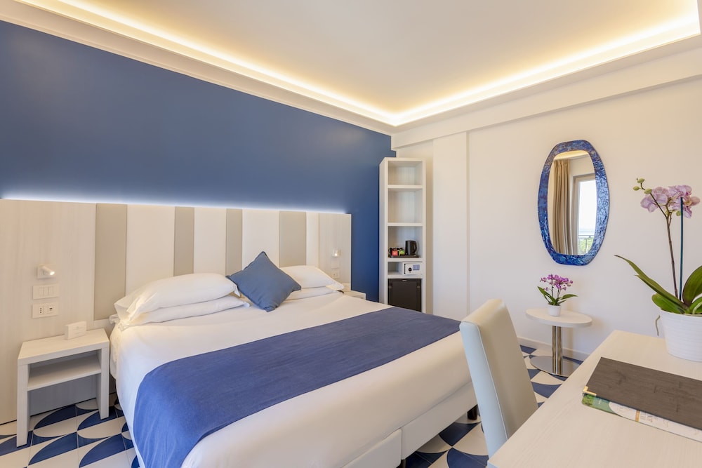 Deluxe Room - Photo 2