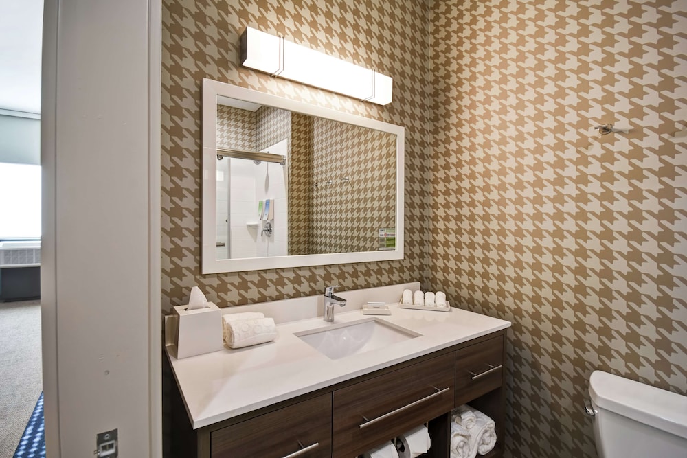 Suite, 1 King Bed, Accessible photo 3