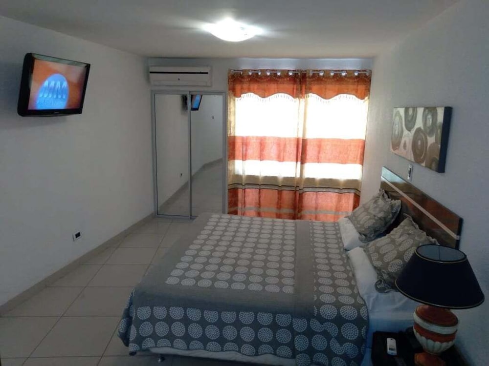 Luxury Suite, 1 King Bed, Microwave, City View photo 3