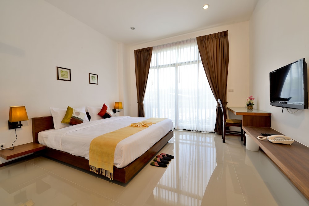 Standard High Floor, 1 King Bed, Non Smoking photo 2