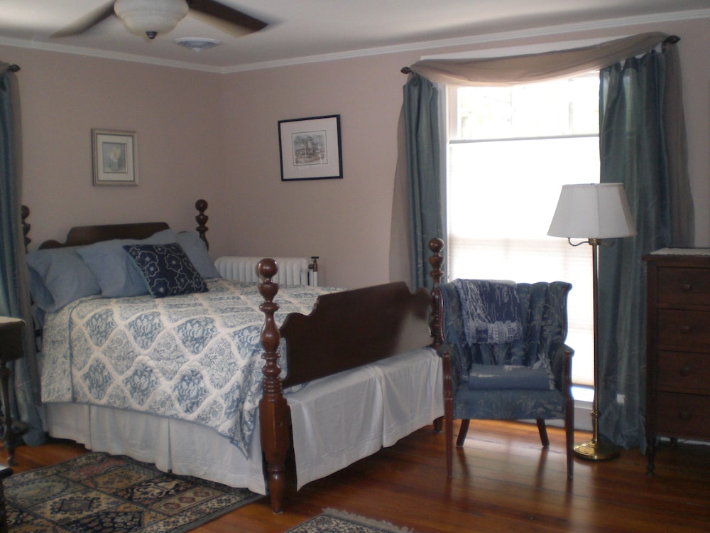 Room, 2 Double Beds, Shared Bathroom (The Anna Griswold Blue Room) photo 3