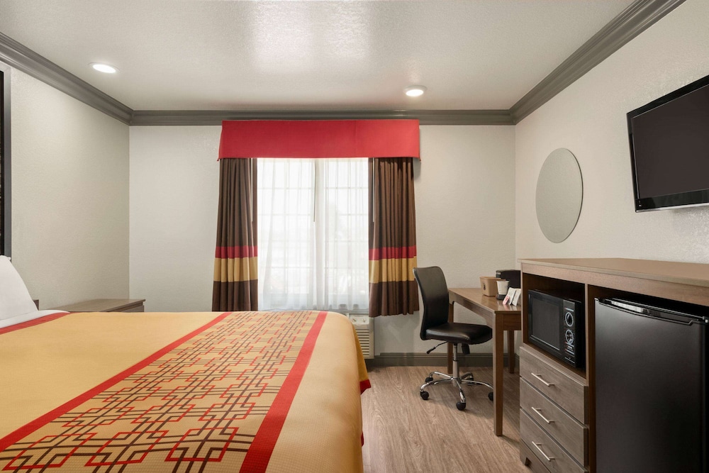 Deluxe Room, 1 King Bed, Refrigerator photo 2