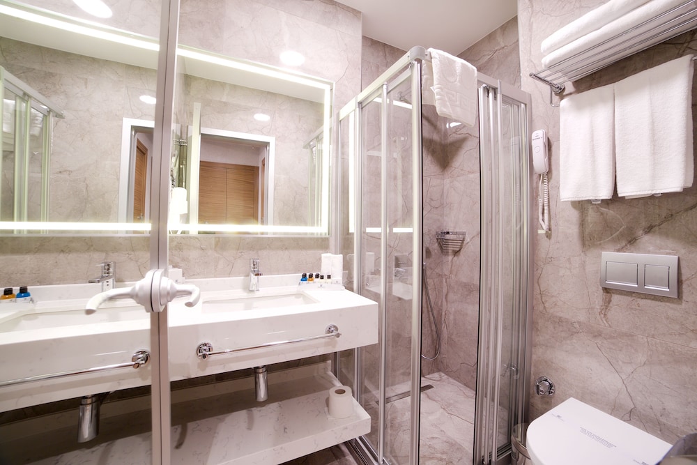 Family Quadruple Room thumbnail 6