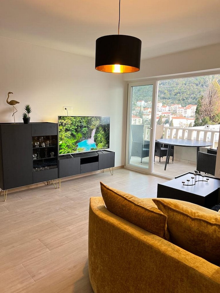 Apartment (One Bedroom Apartment With Balcony An)