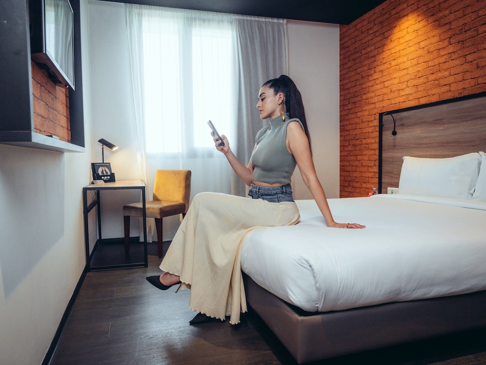 Superior Room, 1 King Bed photo 3