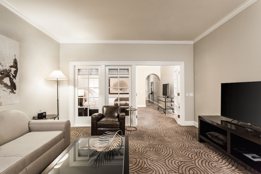 Luxury Suite, 1 King Bed with Sofa bed - Photo 3