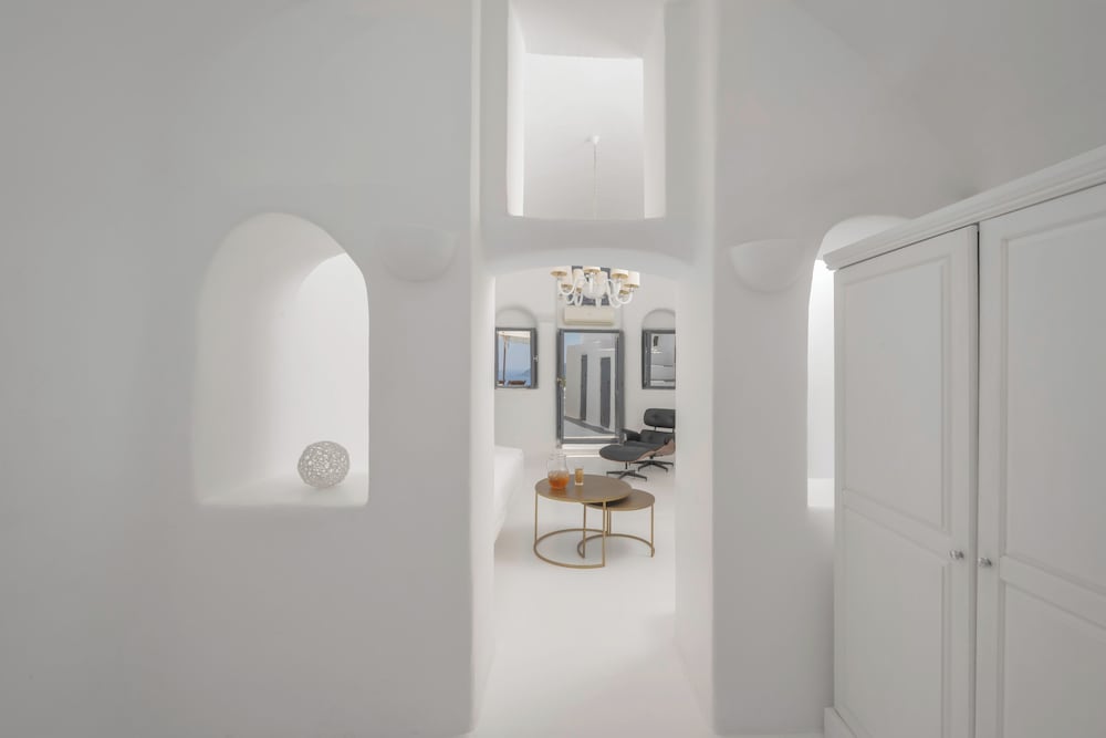 SophOia Cave Suite with Outdoor Plunge Pool & Caldera View