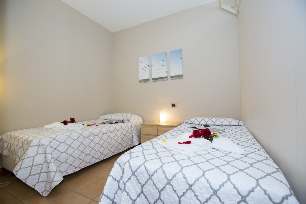 Family Apartment, 2 Bedrooms, Lakeside (Porto Letizia S3) photo 3