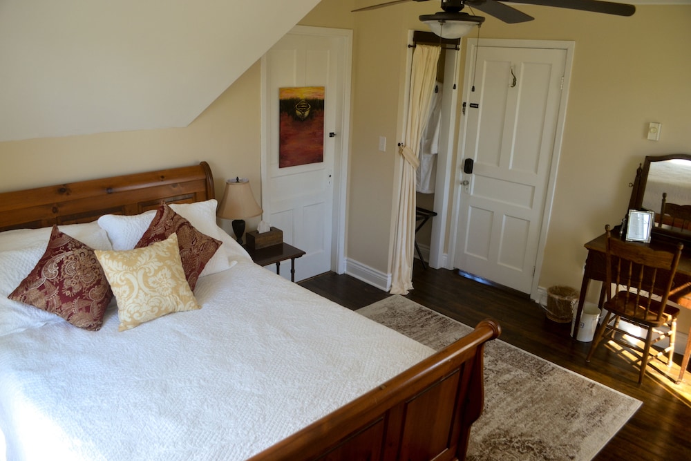 Classic Room, 1 Queen Bed, Private Bathroom, Partial Sea View photo 1