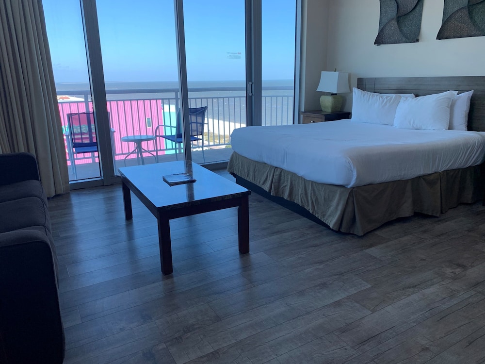Deluxe Studio Suite, 1 King Bed with Sofabed, Partial Beach View photo 2