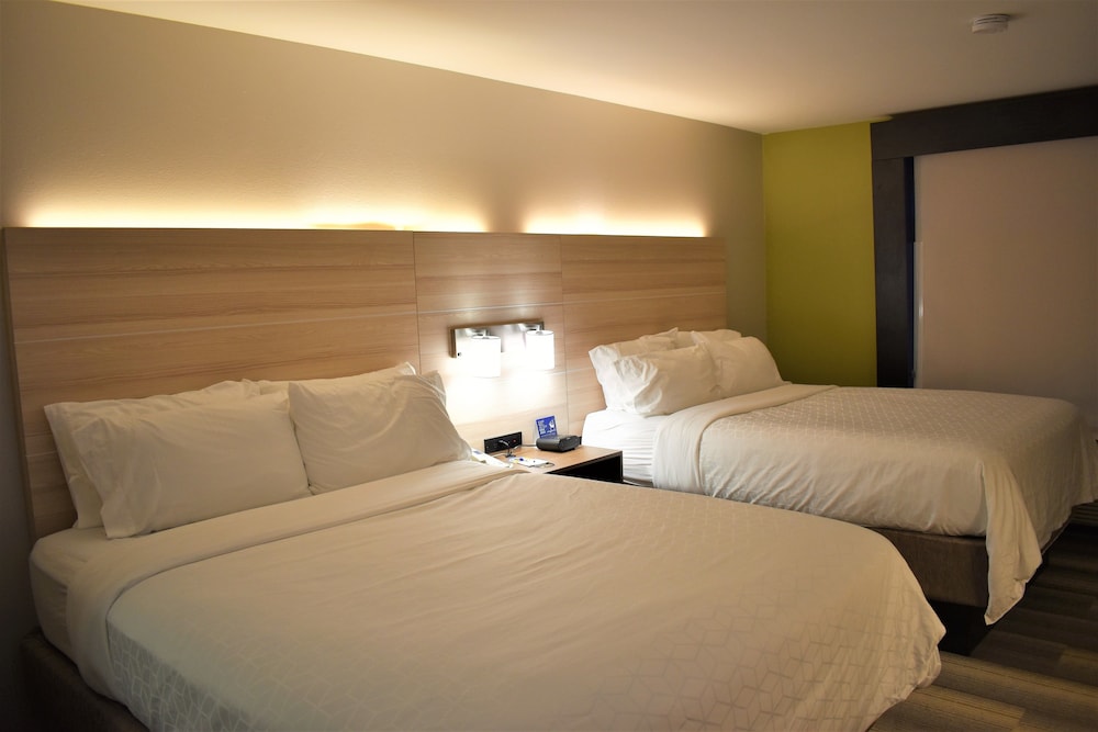 Suite, 2 Queen Beds - Photo 7