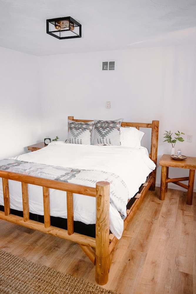 Standard Double Room, 1 Queen Bed, Non Smoking, Shared Bathroom photo 1