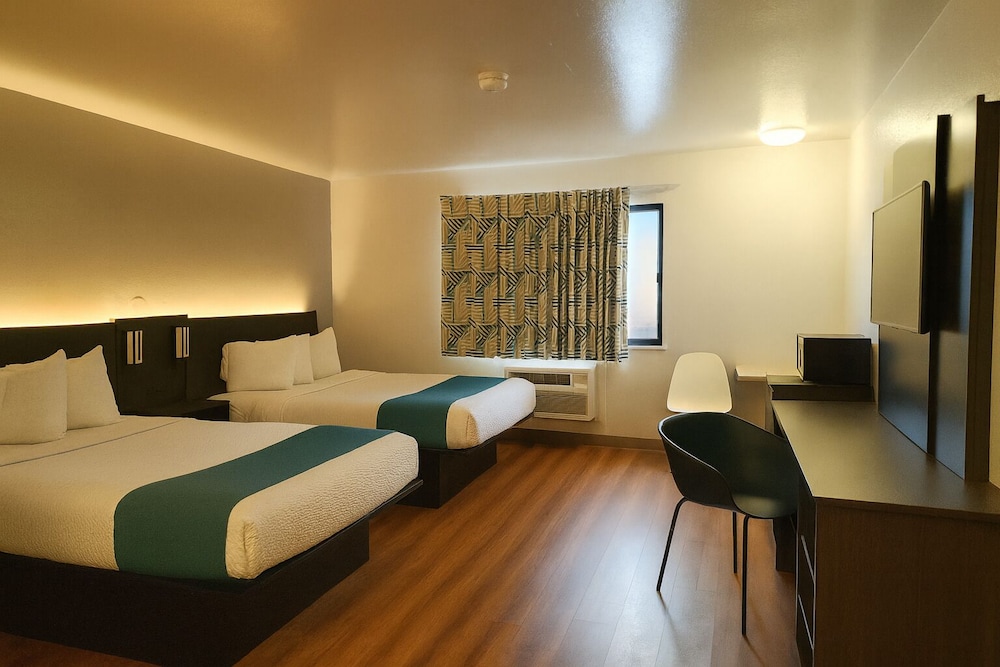 Premium Room, 2 Double Beds, Non Smoking, Refrigerator & Microwave photo 1