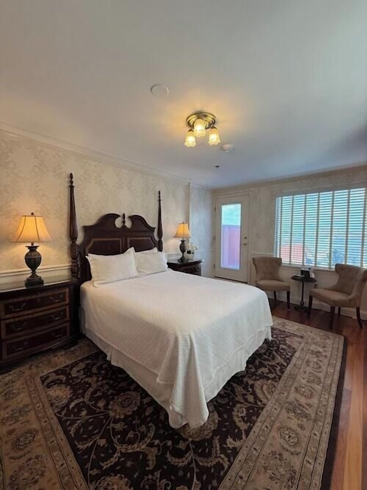 Premium Room, ONE QUEEN BED LARGE ROOM WITH LARGE PATIO RIVER VIEW - Photo 1