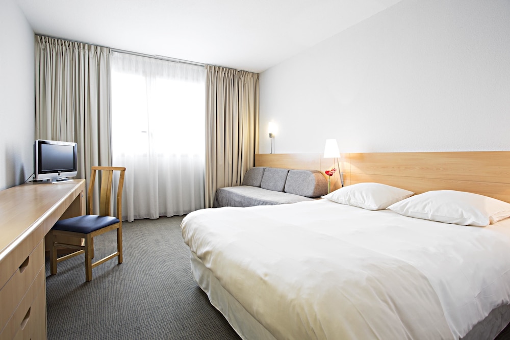 Standard Room, 1 Queen Bed with Sofa bed - Photo 3