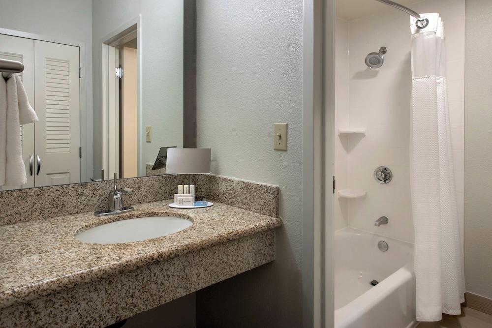 Room, 2 Queen Beds (Mobility/Hearing Access, Roll-In Shwr) - Photo 4