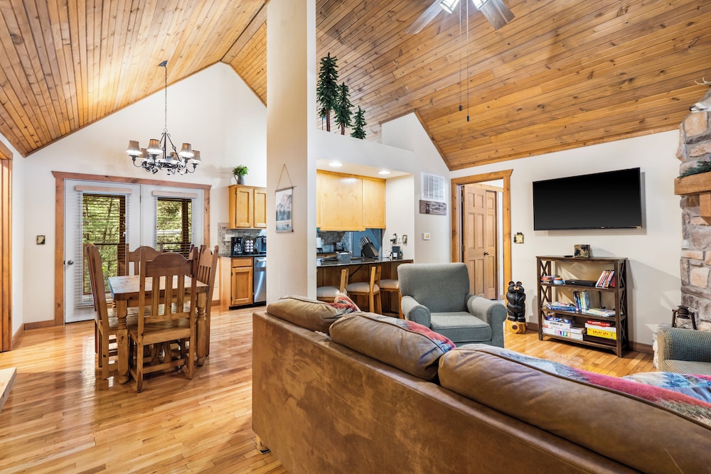 Cabin, Multiple Beds, Balcony, Garden View (Baldknobber Ridge Escape)
