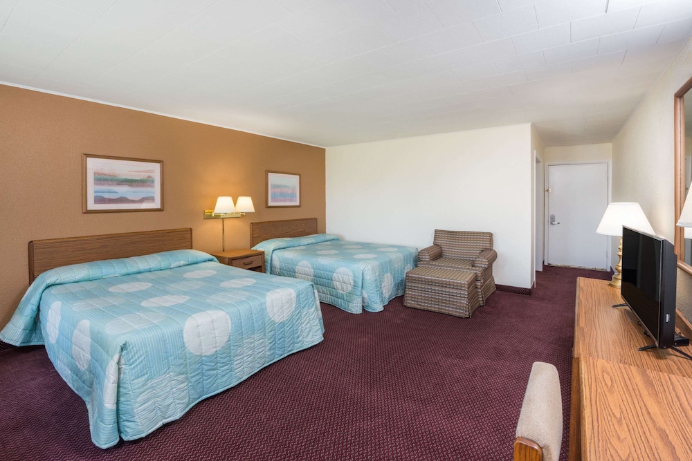 Room, 2 Queen Beds, Smoking photo 2