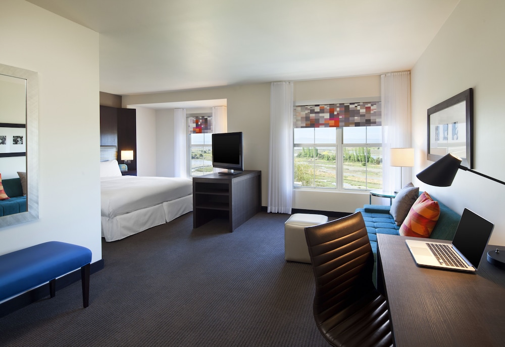 Suite, 1 King Bed - Photo 2