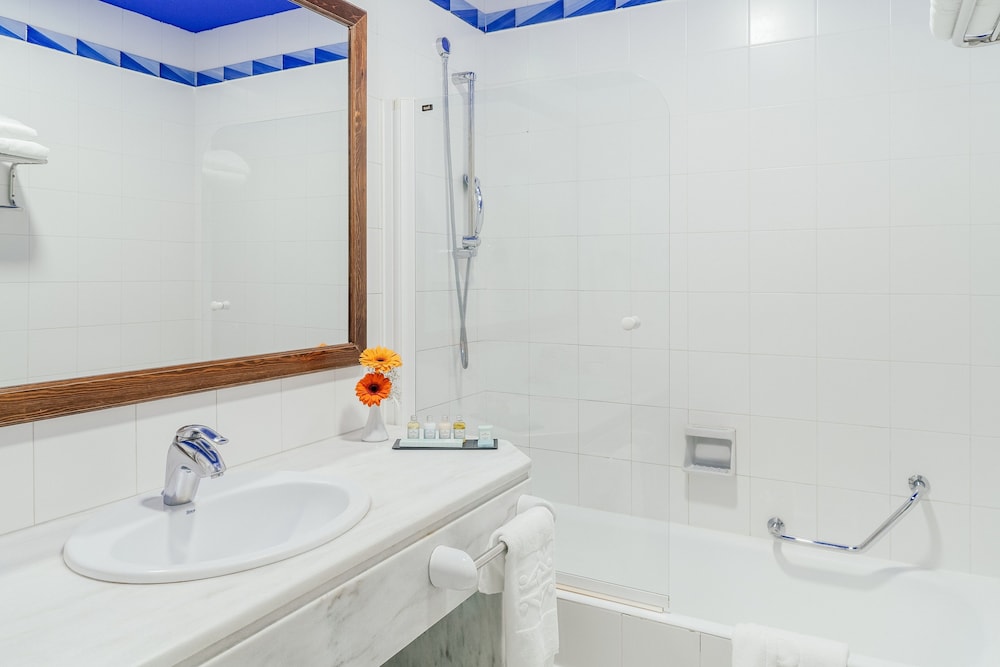 Standard Twin Room - Photo 12