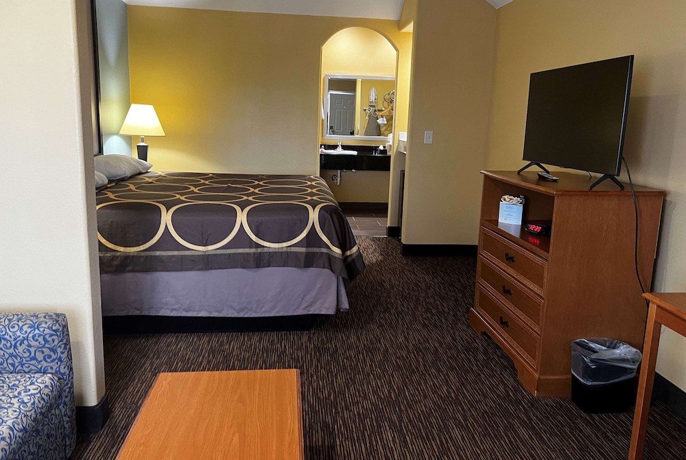 Room, 1 King Bed, Accessible (Hearing, Mobility Roll-In Shower) photo 1
