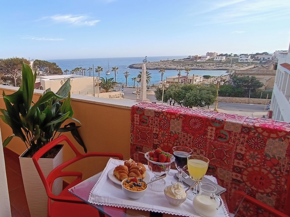 Superior Room, 1 Queen Bed, Balcony, Sea View (Converts to 2 Twin Beds) photo 3