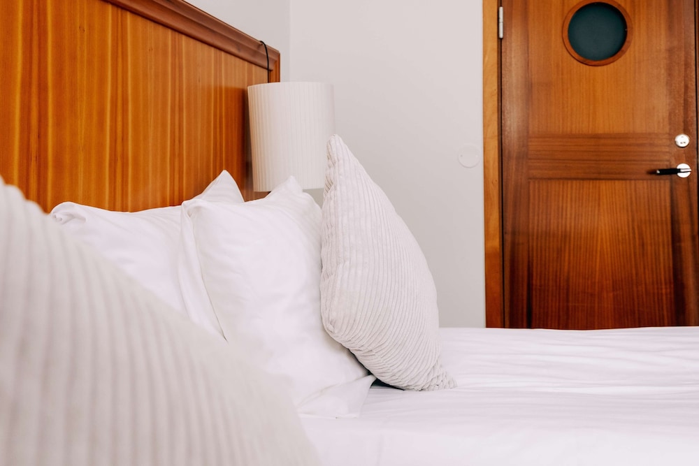 Standard Room, 1 King Bed, Non Smoking - Photo 6