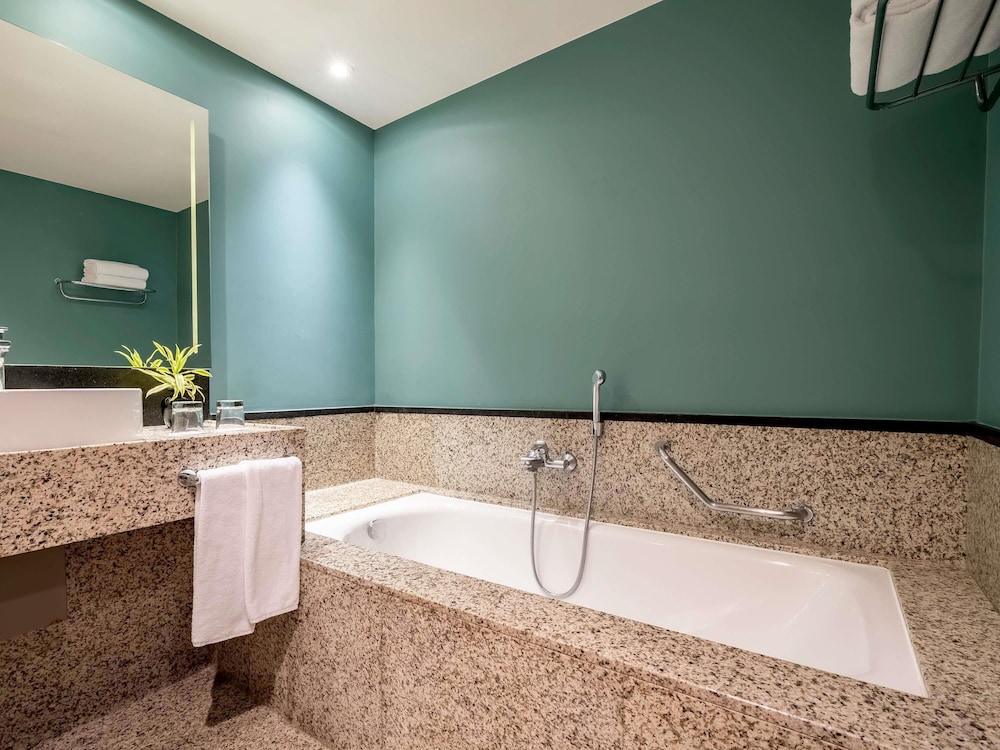Executive Room, 1 King Bed, Bathtub (Club Lounge Access) thumbnail 5