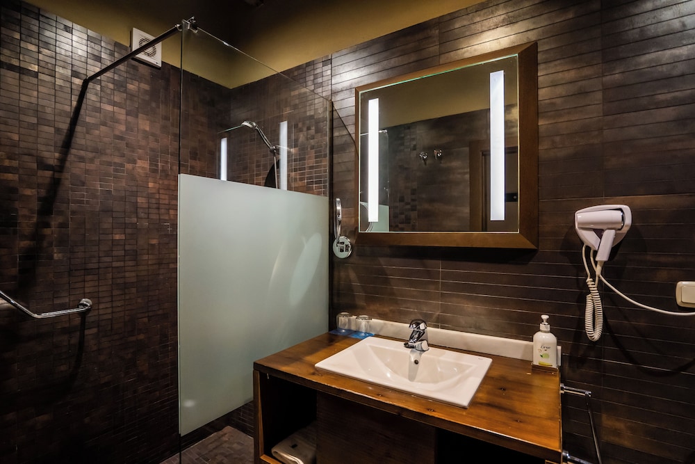 Standard Triple Room, Ensuite - Photo 7