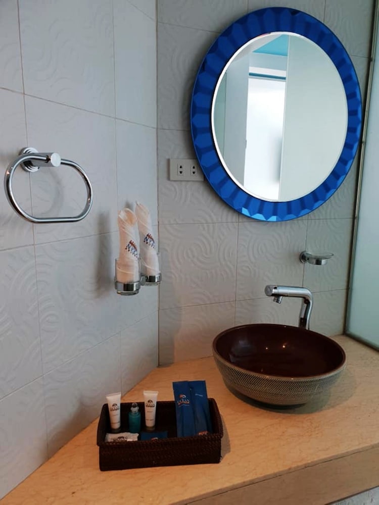 Ocean View Suite - Photo 12