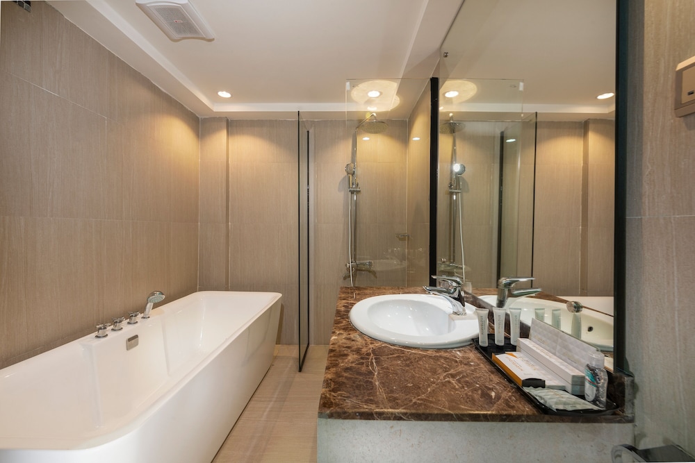 Executive Suite - Photo 4