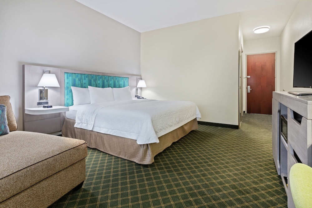 Room, 1 King Bed, Refrigerator - Photo 2