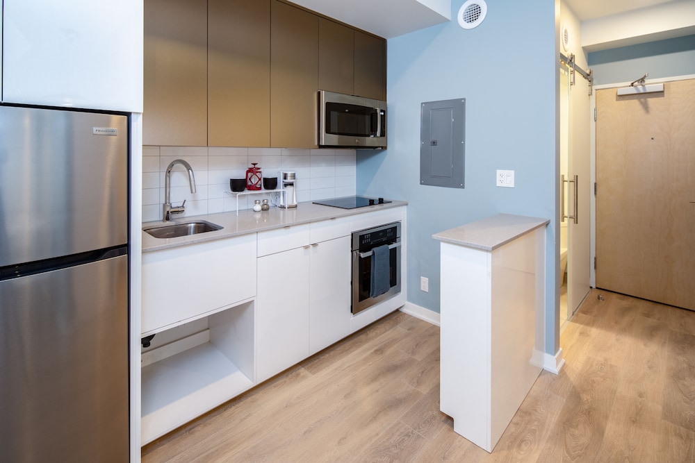 Standard Studio Suite, 1 Queen Bed, Roll-in Shower, Balcony photo 3