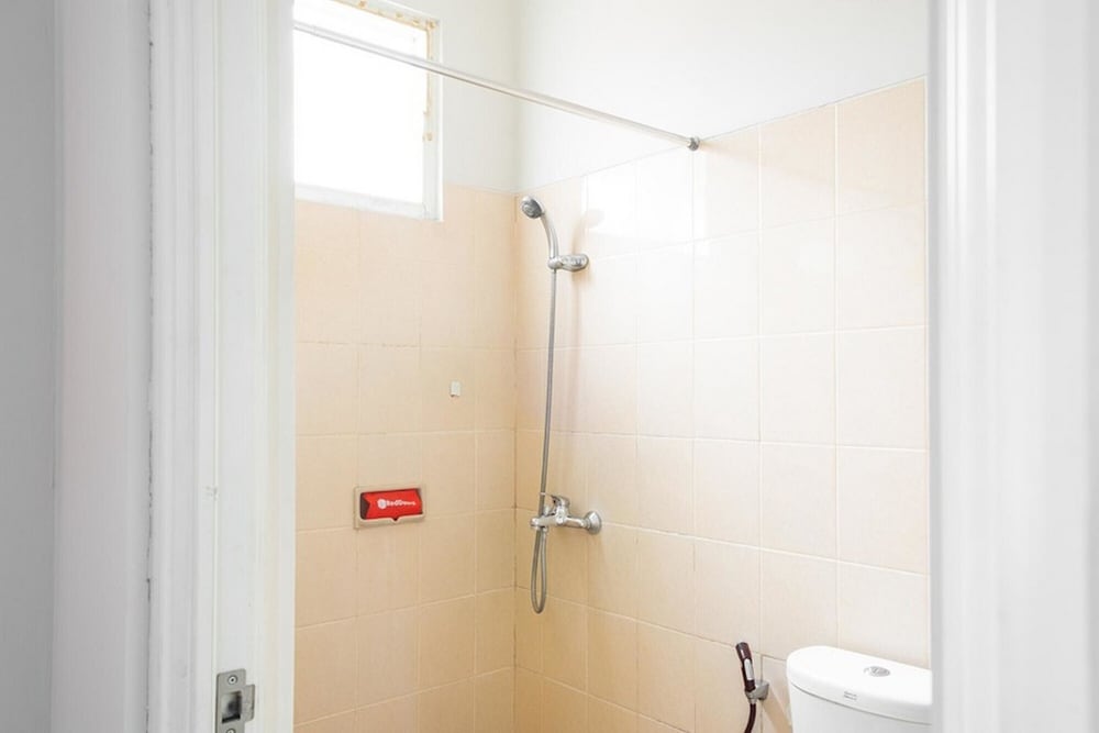 Twin Room (RedDoorz) - Photo 13