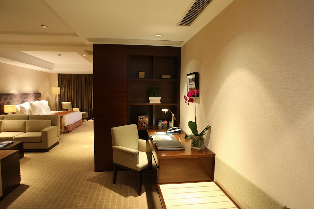 Premier Room, 1 King Bed photo 2