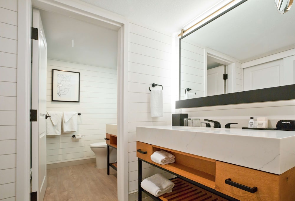 Room, 2 Queen Beds - Photo 9