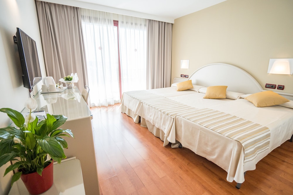 Habitación Triple Comfort, Terraza, Vista Parcial al Mar (3 Adultos)