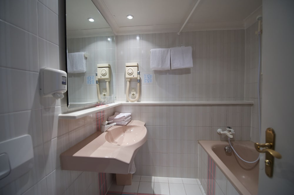 Double or Twin Room - Photo 5