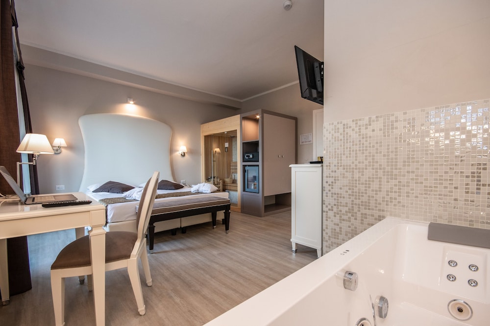 Wellness Room, Jetted Tub, Lake View (Sauna) - Photo 3