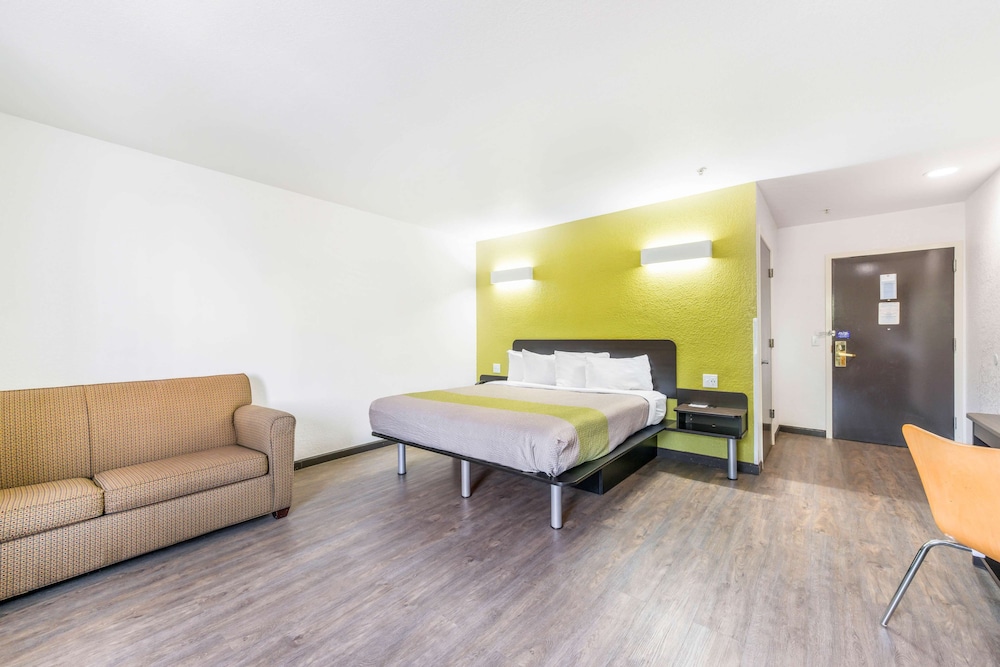 Deluxe Room, 1 King Bed, Non Smoking photo 1