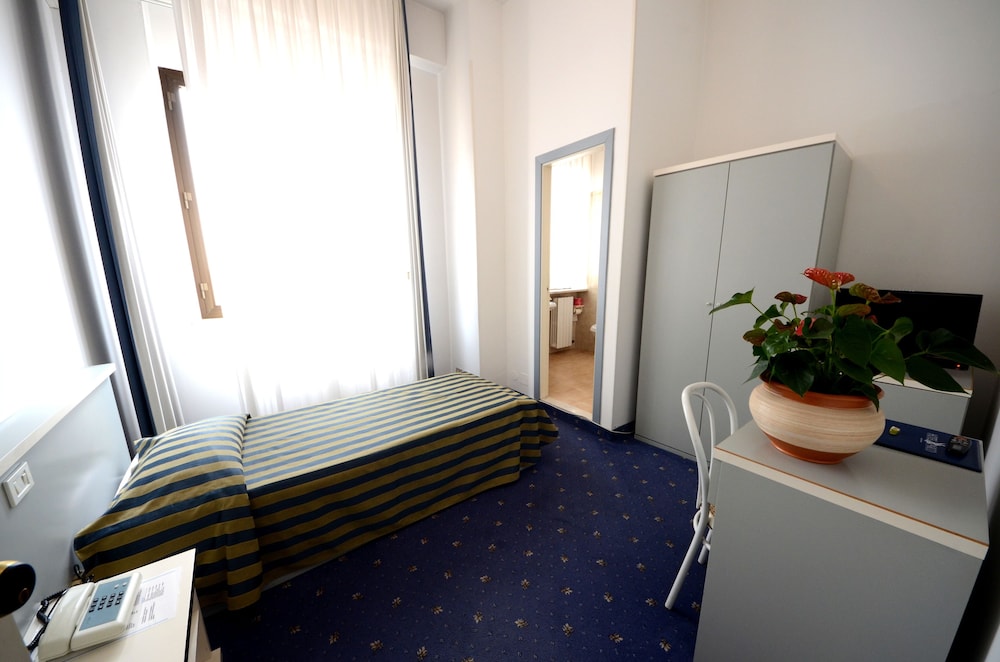 Economy Double or Twin Room (moquette) photo 2