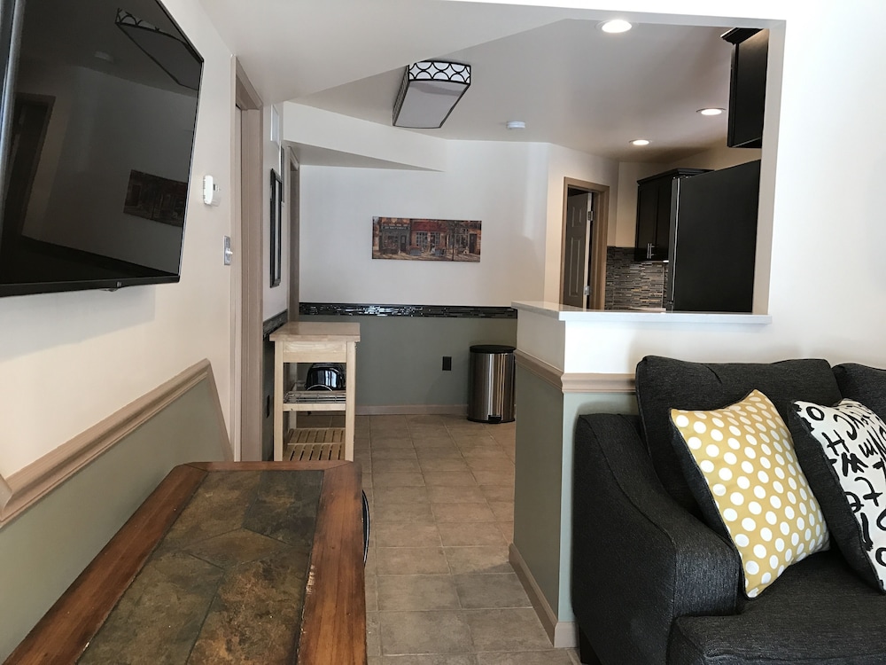 Suite, 2 Bedrooms, Kitchen photo 1