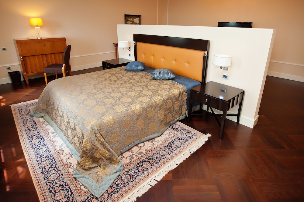 Studio, 1 Bedroom photo 2