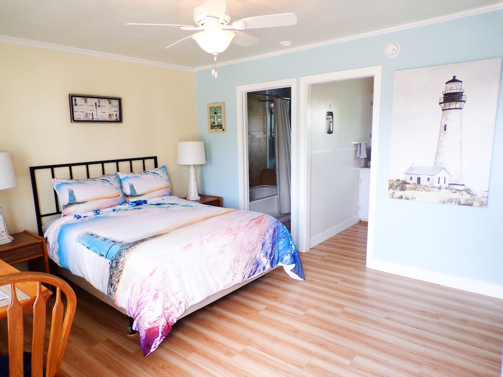 Lighthouse Cottage - 1 queen bed - 1 Room